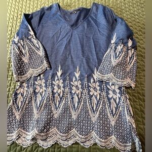 Caleoas blue top white embroidered sleeves and hem 3/4 sleeve v neck size XL